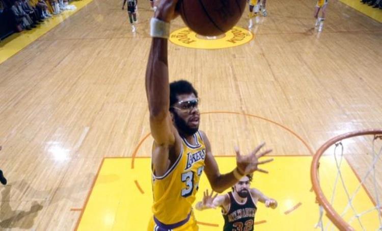 美媒评NBA历史75大球星「美媒评NBA历史75大巨星乔丹居首詹姆斯第二现役12人上榜」
