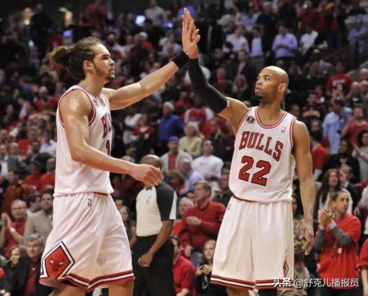 罚球后为什么要跟队友击掌「NBA比赛里罚完球为什么要跟队友击掌这其中有什么说法么」