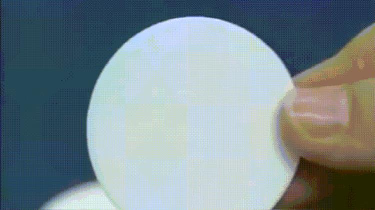 乒乓球的制成材料「乒乓球是如何制造的原来是用两个塑料片粘起来的疑惑被解开了」
