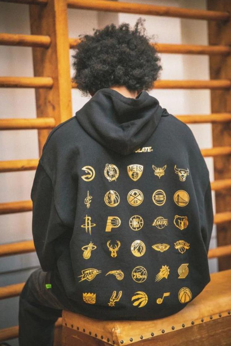 溢价300从球场到街头NBA今年最火联名小程序限量发售了