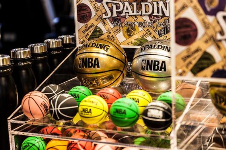 球星逛鞋店「买鞋打卡的新去处NBA在北京开了一家亚洲最大的新店」