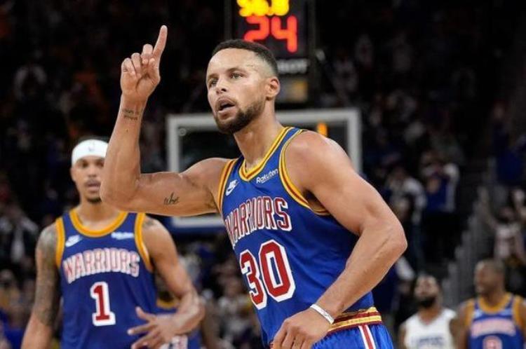 溢价300从球场到街头NBA今年最火联名小程序限量发售了