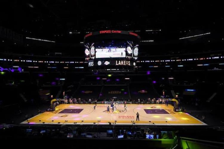 球场如何带动球队气氛「NBA场边也有气氛组看看他们如何让空荡荡的球场燥起来」
