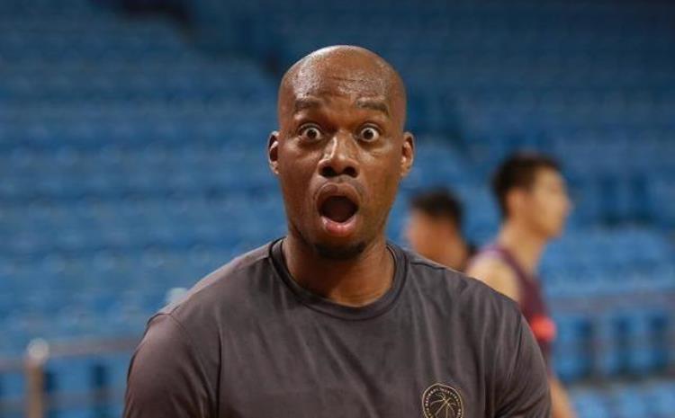 NBA历史十大趣事韦德把对手球鞋扔界外姚明的西红柿梗成经典