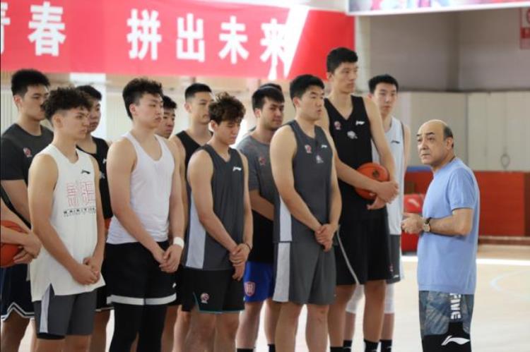 新疆男篮最新消息 签约「官宣新疆男篮重磅签约CBA第一高度正式加盟22人豪华阵容出炉」