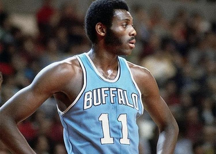 新秀年拿mvp「新秀赛季就巅峰盘点NBA最年轻的十大MVP巨星可遇不可求」