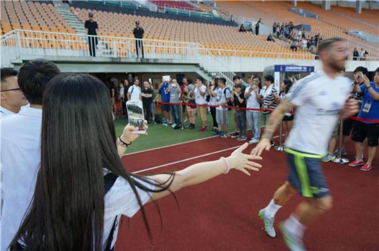 女球迷采访皇马国际冠军杯超级志愿者小黄鱼