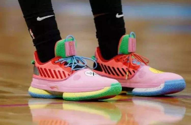 NBA球员今日上脚史蒂芬森穿AJ19詹姆斯欧文场边抢镜