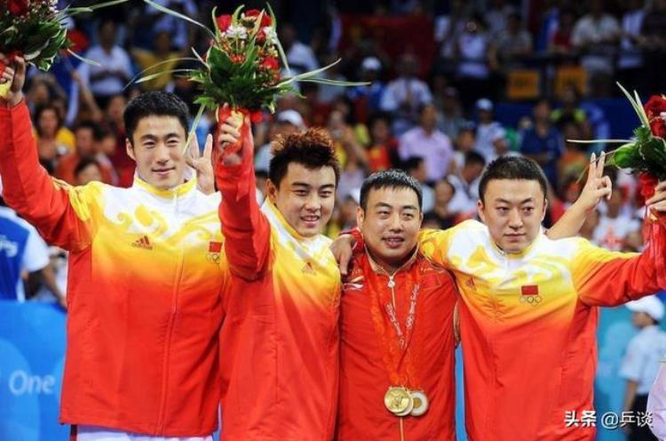 北京奥运会感动一幕二王一马将3枚金牌佩戴到刘国梁脖子上