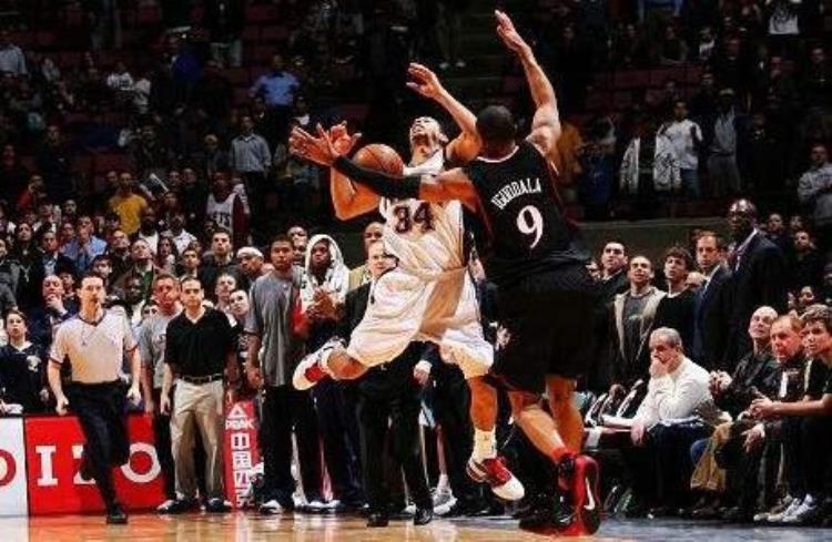 nba超远距离投篮「超远距离投篮有多远卡特坐地投25米三分詹皇连中5记全场三分」