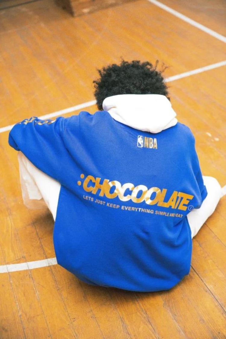 溢价300从球场到街头NBA今年最火联名小程序限量发售了