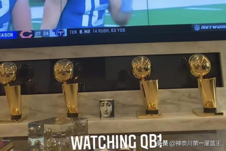 直播间摆满了各种奖杯乔丹定制一座奥布莱恩杯需要多少钱