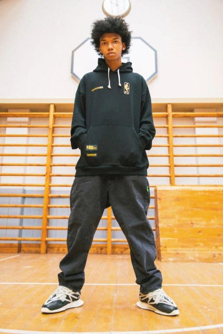 溢价300从球场到街头NBA今年最火联名小程序限量发售了