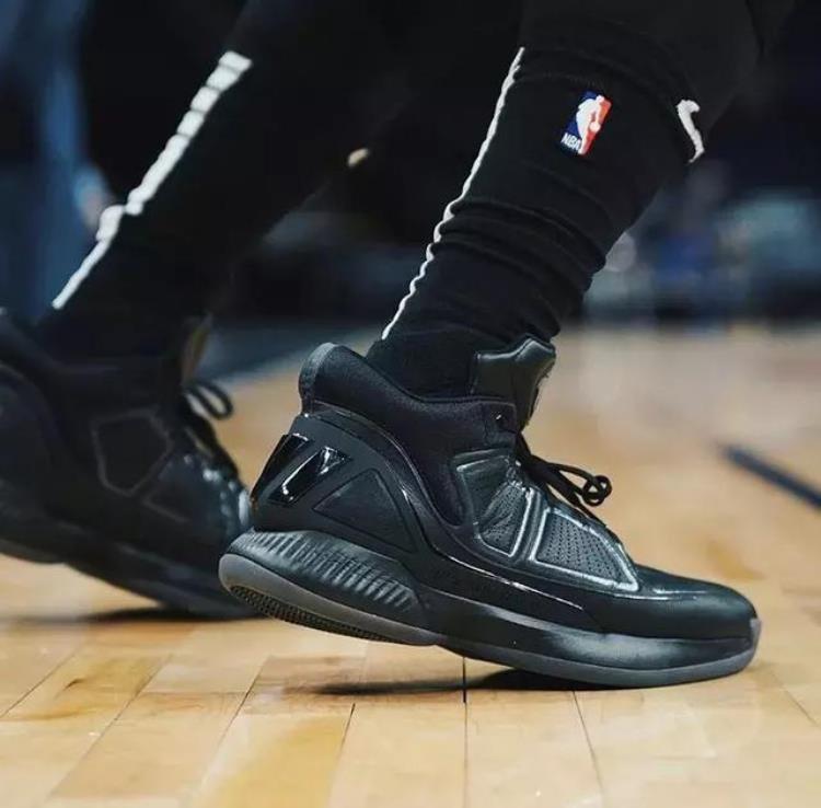 NBA球员今日上脚史蒂芬森穿AJ19詹姆斯欧文场边抢镜