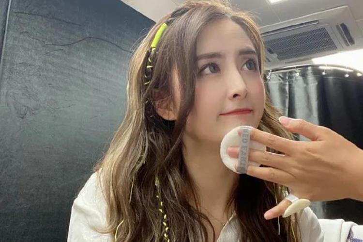 美女篮球主播小新晒照庆生裸背仙气飘飘球迷直言想恋爱了