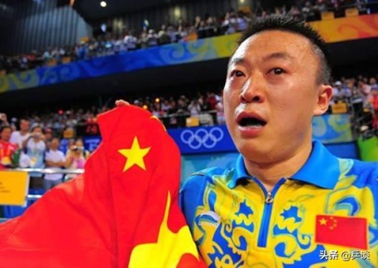 把奥运金牌戴到刘国梁身上「北京奥运会感动一幕二王一马将3枚金牌佩戴到刘国梁脖子上」