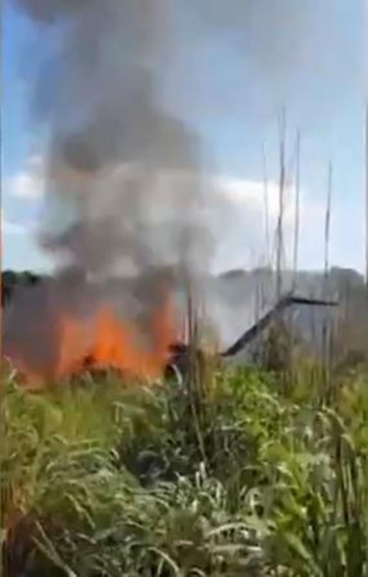 惨烈巴西足球队空难6人丧生现场大火升腾机体被烧焦