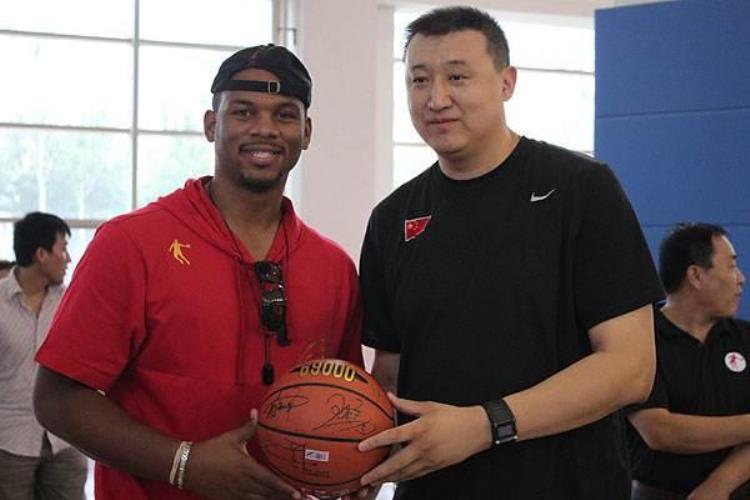 NBA历史十大趣事韦德把对手球鞋扔界外姚明的西红柿梗成经典