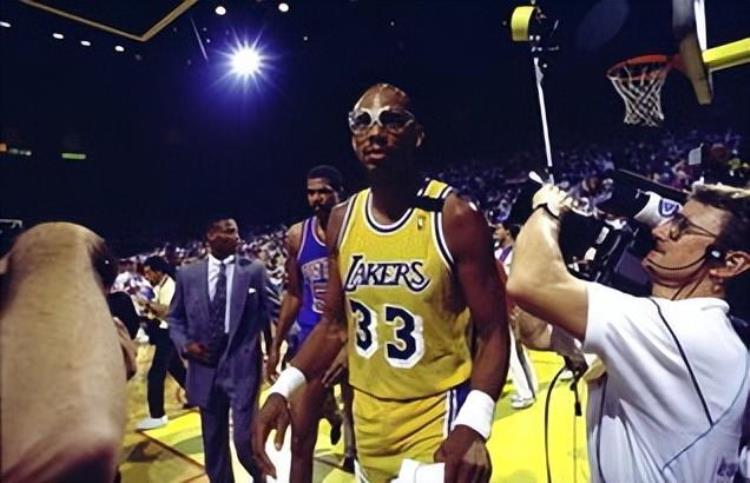 谁是NBA最年轻的全明星「19岁科比成为NBA史上最年轻的全明星那最老全明星是谁」