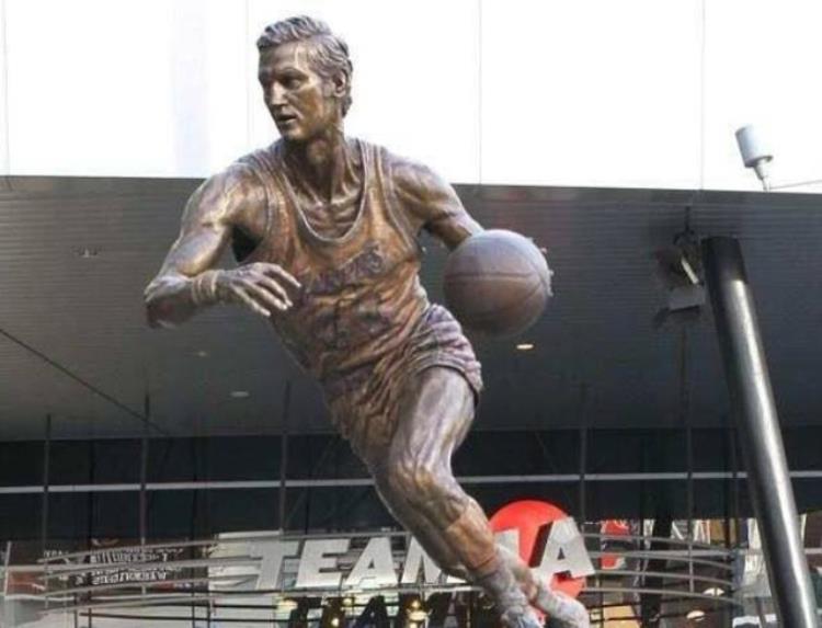 盘点NBA十大历史超巨雕像其中湖人就占了4个乔丹骑扣多位名宿