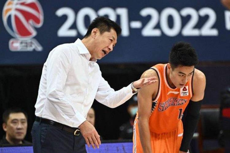 篮球教练李春江介绍「CBA最成功教练李春江单场比赛10个三分赴美学习执教能力」