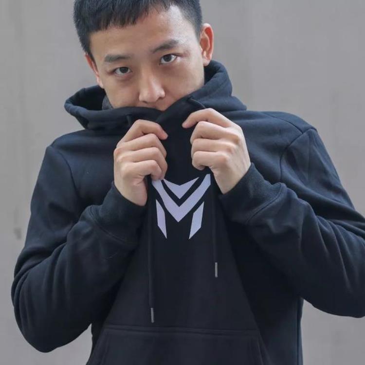 打篮球的帽子「篮球人为什么喜欢帽衫这5个优点让你打球更帅气」