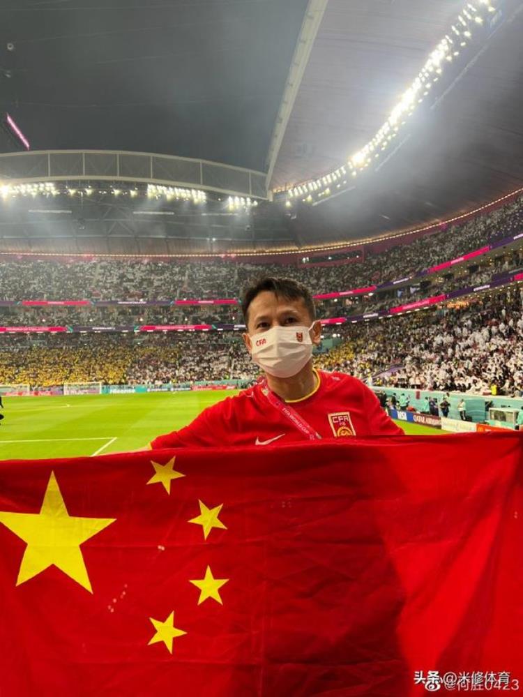 退钱哥在世界杯戴口罩展示五星红旗却被骂博眼球丢人现眼