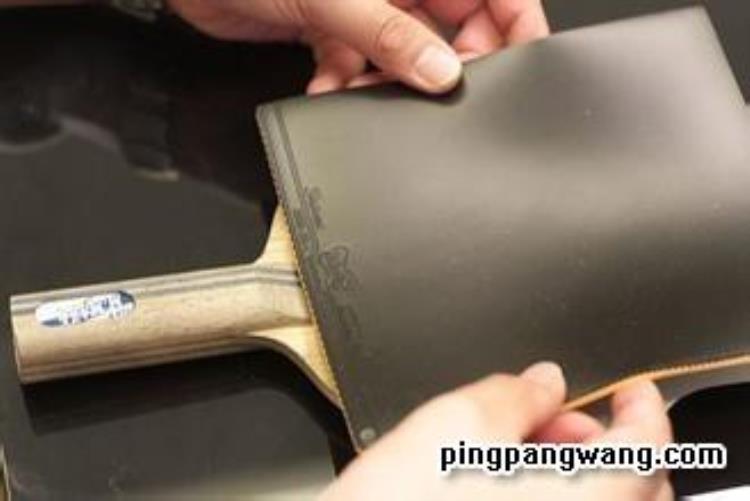 胶皮如何刷胶「刷胶水粘底板切割套胶的一条龙技术指南」