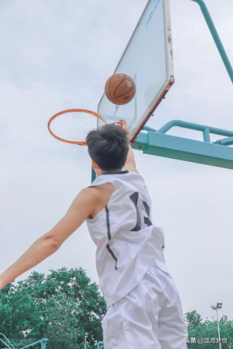男人为什么喜欢打篮球,为什么现在男人都喜欢打篮球