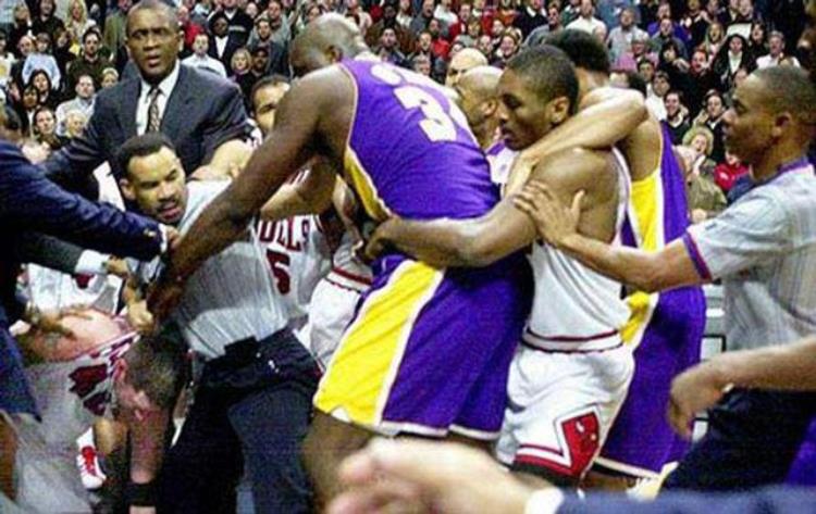 NBA历史十大趣事韦德把对手球鞋扔界外姚明的西红柿梗成经典