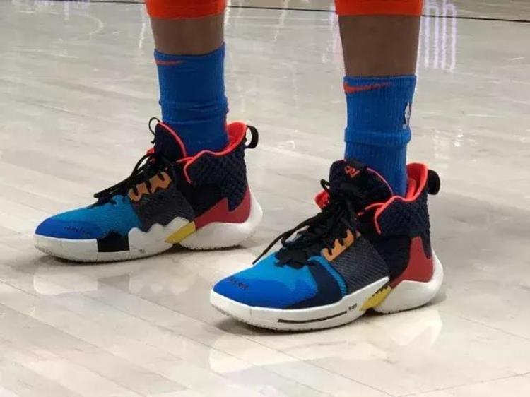 NBA球员今日上脚史蒂芬森穿AJ19詹姆斯欧文场边抢镜
