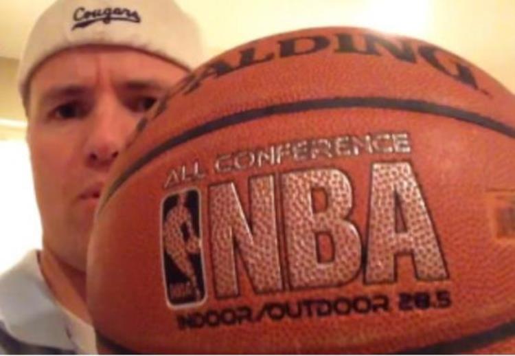 nba专用篮球为什么这么贵「NBA专用篮球为何那么贵里面到底有啥老外暴力切开一探究竟」