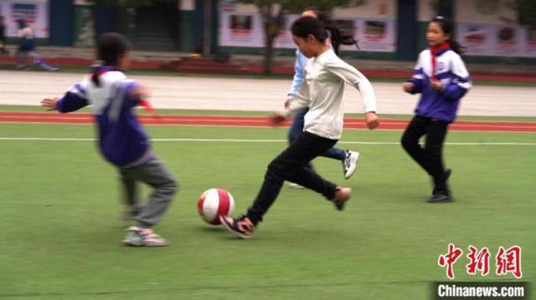 江西乡村小学里的女子足球队让孩子们的未来更广阔