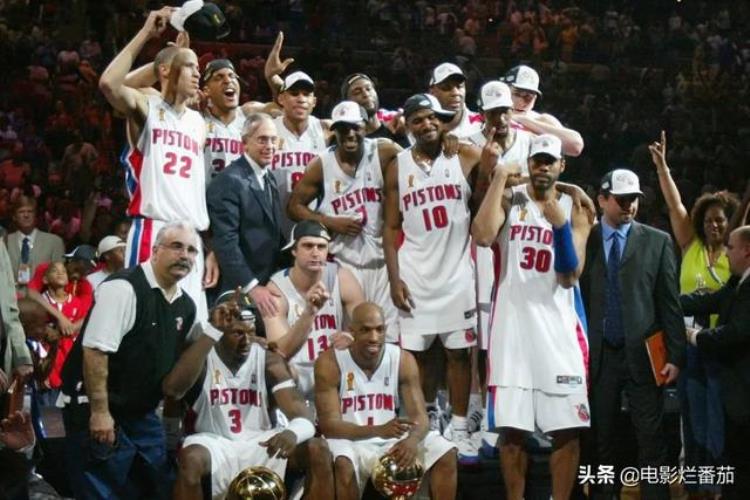 体坛秘史:奥本山宫殿斗殴「史上最惨烈的NBA斗殴现场这部纪录片揭开奥本山宫殿冲突之谜」