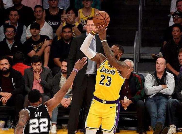 投篮杜兰特「NBA更换比赛用球特雷杨与库里或将受益杜兰特立刻表示不满」