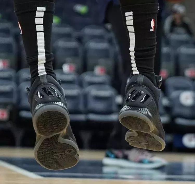 NBA球员今日上脚史蒂芬森穿AJ19詹姆斯欧文场边抢镜