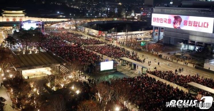 否认2002黑哨事件26万人聚集光华门给世界杯韩国队加油助威