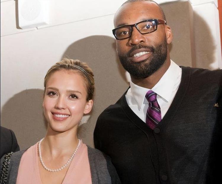 谁是NBA最受欢迎女神斯嘉丽洗澡水被抢着喝詹娜成收割机