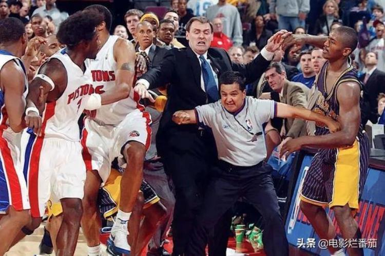 体坛秘史:奥本山宫殿斗殴「史上最惨烈的NBA斗殴现场这部纪录片揭开奥本山宫殿冲突之谜」