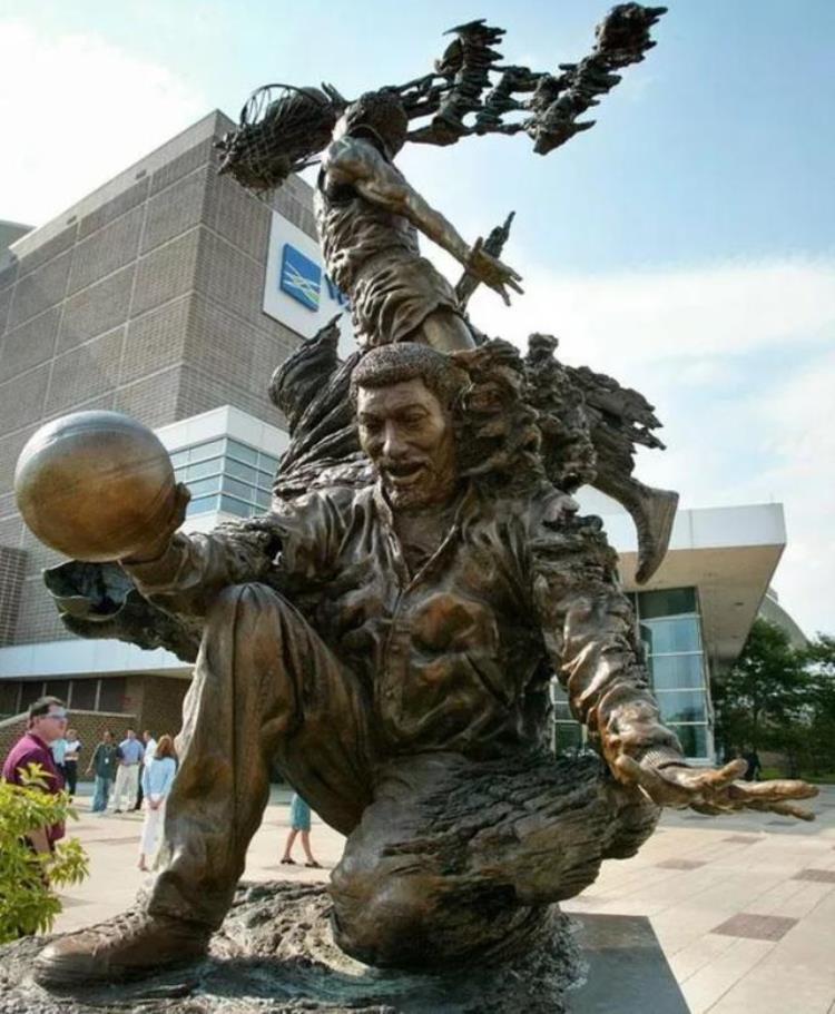 盘点NBA十大历史超巨雕像其中湖人就占了4个乔丹骑扣多位名宿