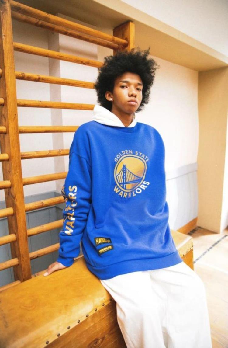 溢价300从球场到街头NBA今年最火联名小程序限量发售了