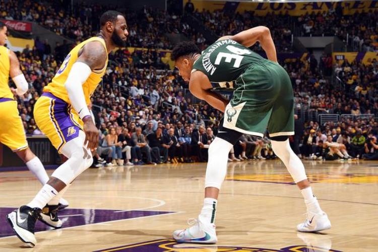 和女朋友看球「如果女朋友要看NBA怎么样快速教会她看球」
