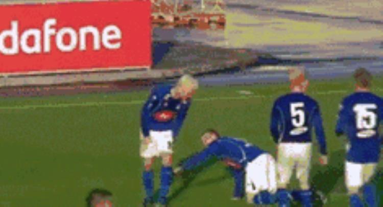 世界杯冰岛队挡住梅西那一球后的庆祝方式可爱炸了点进来看动图