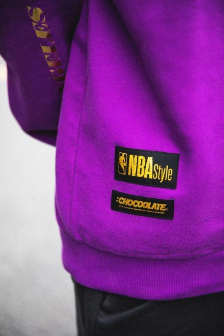 溢价300从球场到街头NBA今年最火联名小程序限量发售了