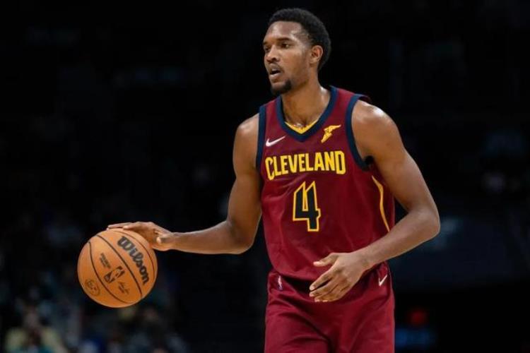 姚明几次入选NBA全明星「美媒列出了NBA近20年选秀中每年最好的三名球员姚明入选」