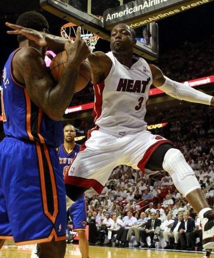 nba超远距离投篮「超远距离投篮有多远卡特坐地投25米三分詹皇连中5记全场三分」