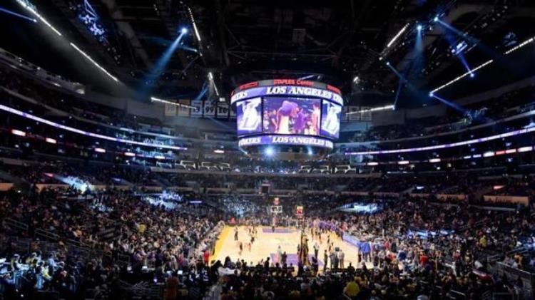 球场如何带动球队气氛「NBA场边也有气氛组看看他们如何让空荡荡的球场燥起来」
