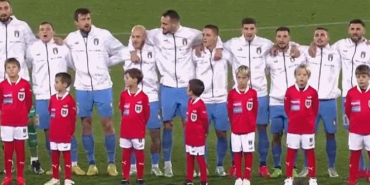 你吼那么大声干嘛意大利球员唱国歌惊到小球童?