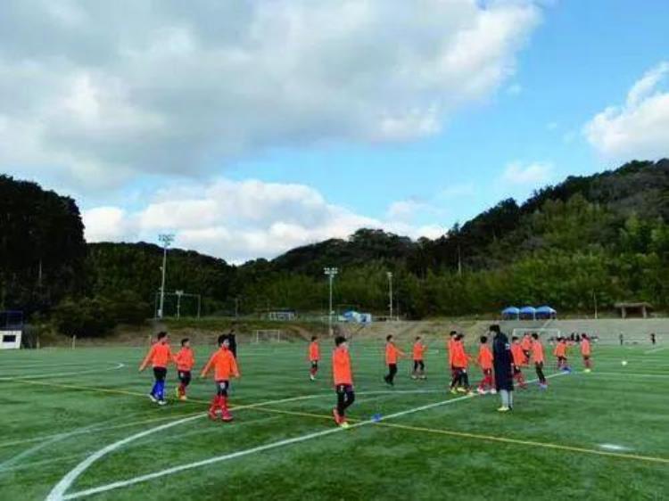 南京新城小学足球强不强「这群孩子厉害了南京新城小学男足在日本福冈联赛夺冠」