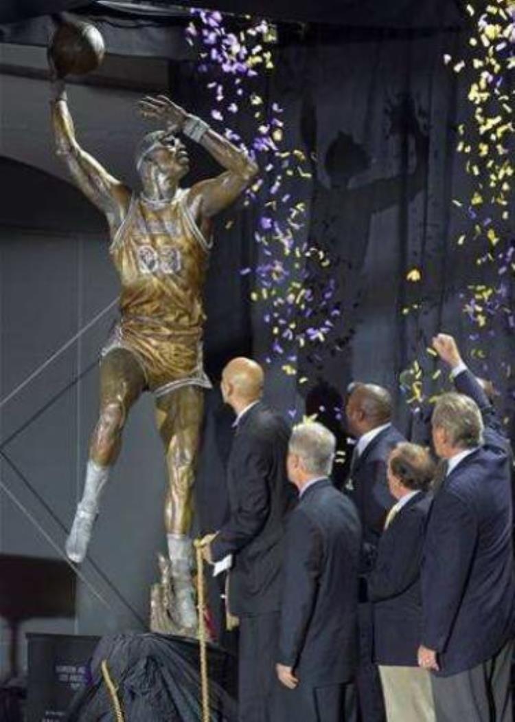 盘点NBA十大历史超巨雕像其中湖人就占了4个乔丹骑扣多位名宿